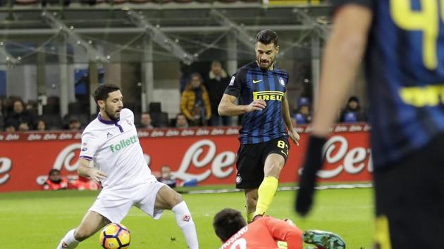 Inter Milan's Antonio Candreva, second from left, scores a goal during the Serie A soccer match between Inter Milan and Fiorentina at the San Siro stadium in Milan. (AP)