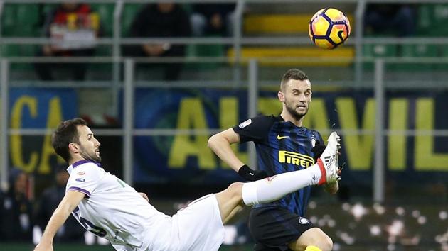 Fiorentina's Milan Badelj, left, challenges for the ball with Inter Milan's Marcelo Brozovic during the match. (AP)