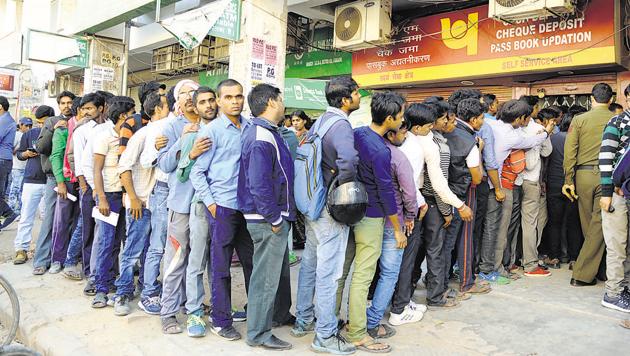People queue up outside the Punjab National Bank Sector-10A branch to withdraw the cash. (Parveen Kumar/HT) People queue up outside the Punjab National Bank Sector-10A branch to withdraw the cash. (Parveen Kumar/HT)