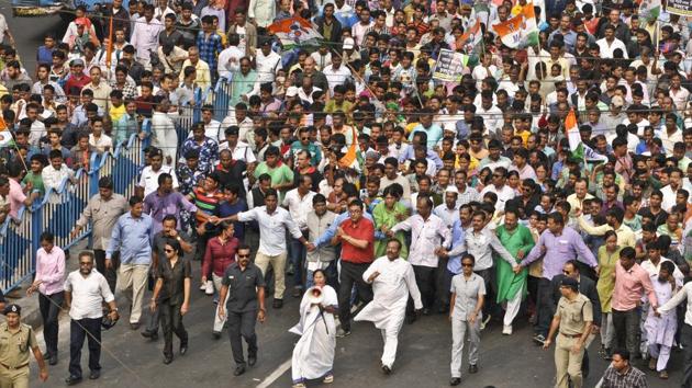 Bengal chief minister and TMC leader Mamata Banerjee with other ministers and leaders during a rally against PM Narendra Modi's demonetarisation in Kolkata. (Samir Jana/HT PHOTO) Bengal chief minister and TMC leader Mamata Banerjee with other ministers and leaders during a rally against PM Narendra Modi's demonetarisation in Kolkata. (Samir Jana/HT PHOTO)