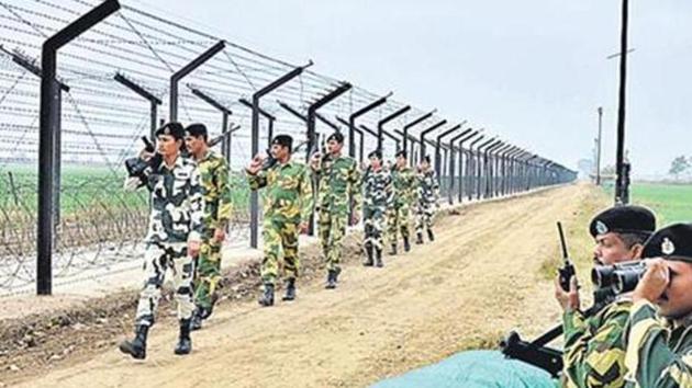 BSF jawans continue their vigil along the Indo-Pakistan International Border in Amritsar. (File Photo) (HT Photo)