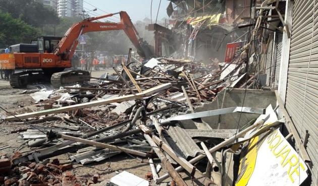The Thane Municipal Corporation has formed 10 teams, which began the task of razing illegal bars, garages, second-hand car showrooms and car service centres, along the service roads.(Praful Gangurde)