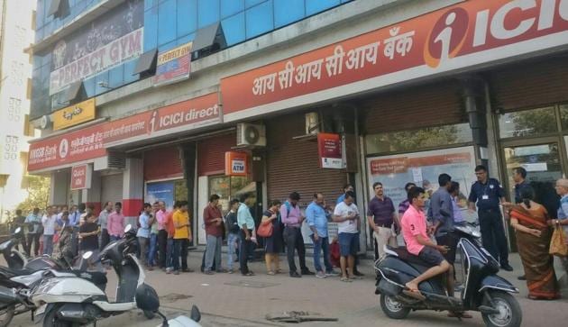 The queue outside ICICI bank in Bhandup on Wednesday. (Pratik Chorge/HT) The queue outside ICICI bank in Bhandup on Wednesday. (Pratik Chorge/HT)