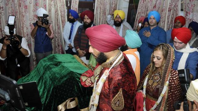 Yuvraj and Hazel took pheras at Dera Baba Ram Singh Gandua Wale in Fategarh Sahib District on Wednesday. (Bharat Bhushan/HT PHoto) Yuvraj and Hazel took pheras at Dera Baba Ram Singh Gandua Wale in Fategarh Sahib District on Wednesday. (Bharat Bhushan/HT PHoto)