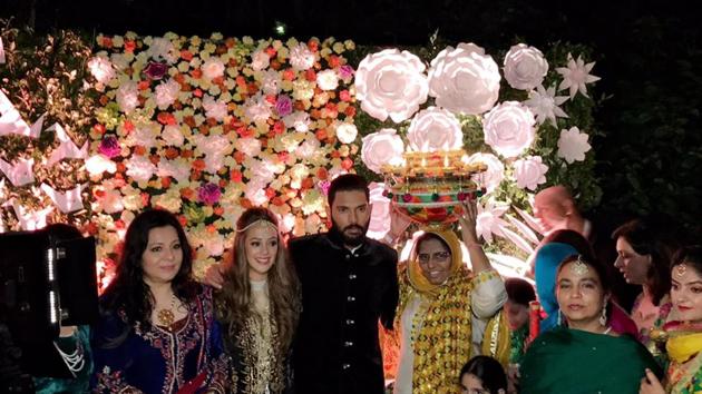 Yuvraj Singh with his mother Shabnam Singh. (HINDUSTAN TIMES) 