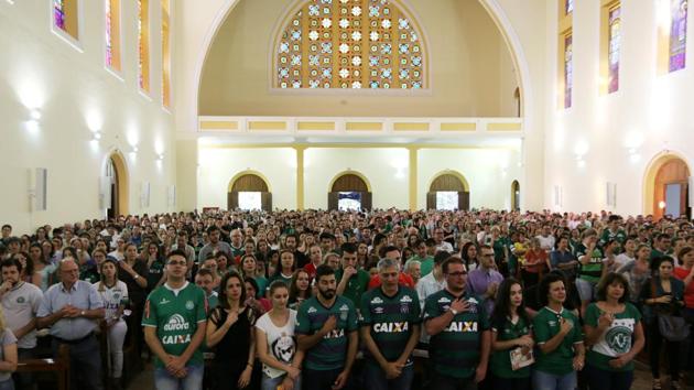 Fans of Chapecoense soccer team attend a mass at the Santo Antonio Cathedral in Chapeco, Brazil.(Reuters) Fans of Chapecoense soccer team attend a mass at the Santo Antonio Cathedral in Chapeco, Brazil.(Reuters)