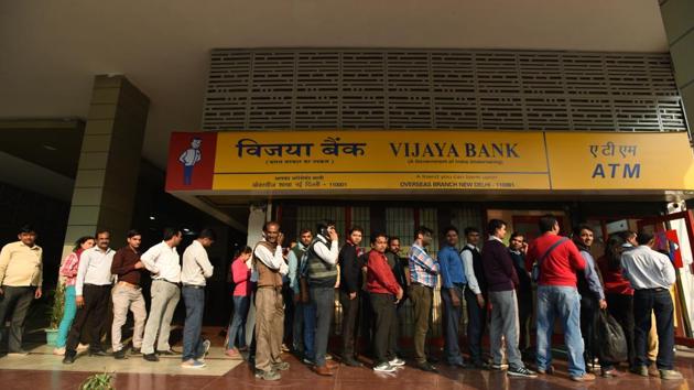 People wait outside an ATM to withdraw cash at K G Marg in New Delhi.(Virendra Singh Gosain/HT Photo)