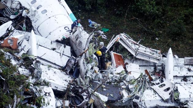 Rescue crew work at the wreckage from a plane that crashed into Colombian jungle with Brazilian soccer team Chapecoense near Medellin, Colombia. (Reuters Photo) Rescue crew work at the wreckage from a plane that crashed into Colombian jungle with Brazilian soccer team Chapecoense near Medellin, Colombia. (Reuters Photo)