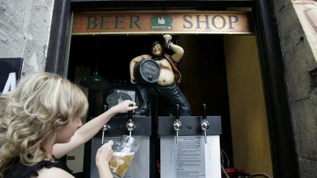 A waitress pours a pint of beer during the annual Belgian beer weekend at the Grand Place in Brussels. (Reuters) A waitress pours a pint of beer during the annual Belgian beer weekend at the Grand Place in Brussels. (Reuters)