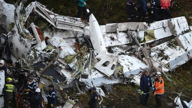 Rescue teams work in the recovery of the bodies of victims of the LAMIA airlines charter that crashed in the mountains of Cerro Gordo, municipality of La Union, Colombia, on November 29, 2016 carrying members of the Brazilian football team Chapecoense Real. A charter plane carrying the Brazilian football team crashed in the mountains in Colombia late Monday, killing as many as 75 people, officials said. / AFP PHOTO / STR / Raul ARBOLEDA (AFP) Rescue teams work in the recovery of the bodies of victims of the LAMIA airlines charter that crashed in the mountains of Cerro Gordo, municipality of La Union, Colombia, on November 29, 2016 carrying members of the Brazilian football team Chapecoense Real. A charter plane carrying the Brazilian football team crashed in the mountains in Colombia late Monday, killing as many as 75 people, officials said. / AFP PHOTO / STR / Raul ARBOLEDA (AFP)