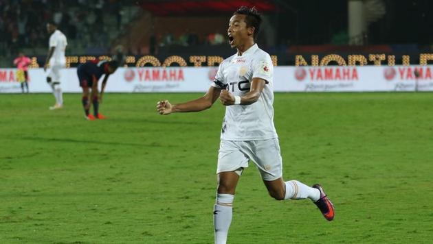Seityasen Singh scored the first goal for the NorthEast United FC against the Delhi Dynamos FC at the Indira Gandhi Athletic Stadium in Guwahati. (ISL / SPORTZPICS) Seityasen Singh scored the first goal for the NorthEast United FC against the Delhi Dynamos FC at the Indira Gandhi Athletic Stadium in Guwahati. (ISL / SPORTZPICS)
