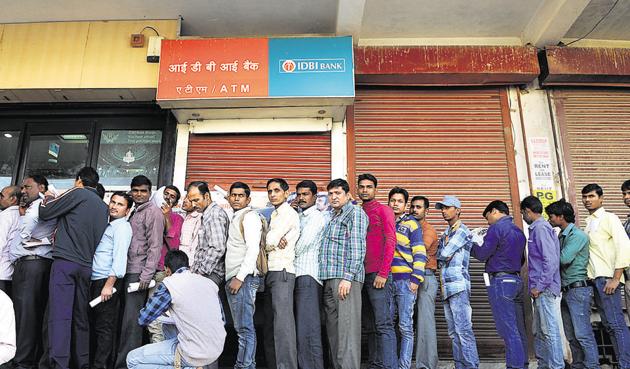 HT File Photo(Cash flow remained significantly low on Wednesday. In many banks and ATMs, the cash supply was exhausted within hours of opening.) HT File Photo(Cash flow remained significantly low on Wednesday. In many banks and ATMs, the cash supply was exhausted within hours of opening.)