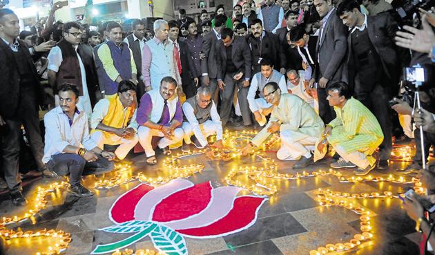 Chief minister Shivraj Singh Chouhan, along with state BJP president Nandkumar Singh Chauhan, lights earthen lamps during a programme organised by the Bharatiya Yuva Morcha in Bhopal on Tuesday to mark the CM’s 11 years in office.(Mujeeb Faruqui/HT photo)