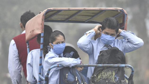 School children wear masks to protect themselves from the toxic in Mayur Vihar Phase III in New Delhi on November 7, 2016.(Mohd Zakir/HT File Photo)