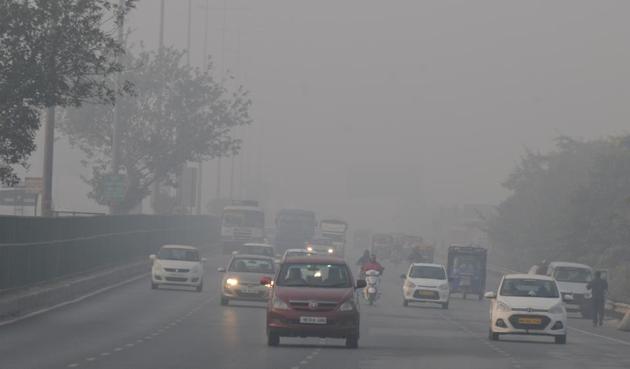Parveen Kumar/HT Photo(Traffic on Delhi-Gurgaon expressway was slow due to low visibility on Wednesday.)