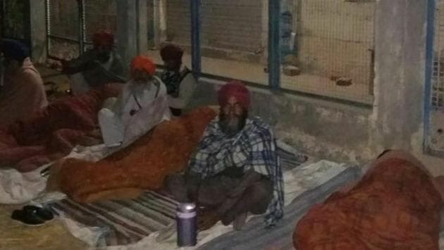 Residents of Sangrur’s Hathan village sleeping in front of the local bank branch on Wednesday night.(HT Photo)