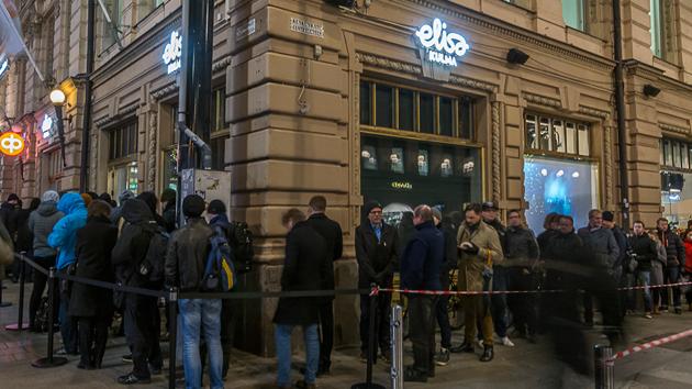 The long queue outside Finnish Operator Elisa’s store, Nov 2016.(OnePlus)
