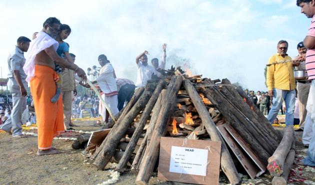 Umang along with her grandfather, Munnagiri, paid floral tributes and lit the funeral pyre, amid patriotic slogans raised by people who gathered from the surrounding villages(HT photo)