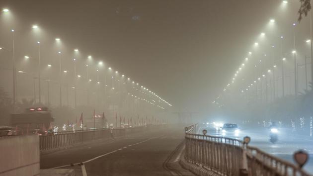 A foggy evening on the GT Road in Amritsar on Thursday. (Gurpreet Singh/HT)