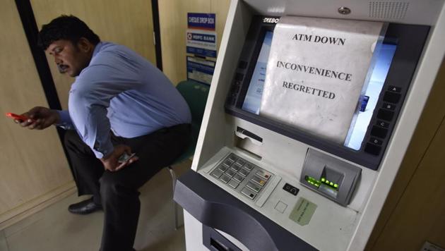 No cash in HDFC ATM machine at Defence Colony Market, in New Delhi, on November 26, 2016.(HT Photo)