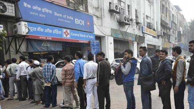 People wait in line outside a bank in New Delhi.(Raj K Raj/HT Photo)