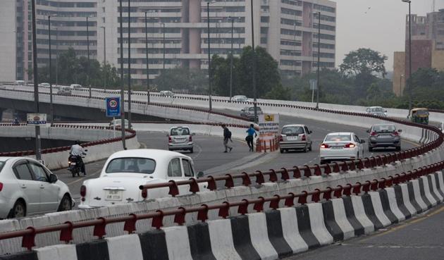 Residents of areas such as Maharani Bagh, Siddhartha Extension, Friends colony and Sarita Vihar will benefit from the new loop stretches that will be inaugurated on Sunday. (Saumya Khandelwal/ HT file photo) Residents of areas such as Maharani Bagh, Siddhartha Extension, Friends colony and Sarita Vihar will benefit from the new loop stretches that will be inaugurated on Sunday. (Saumya Khandelwal/ HT file photo)