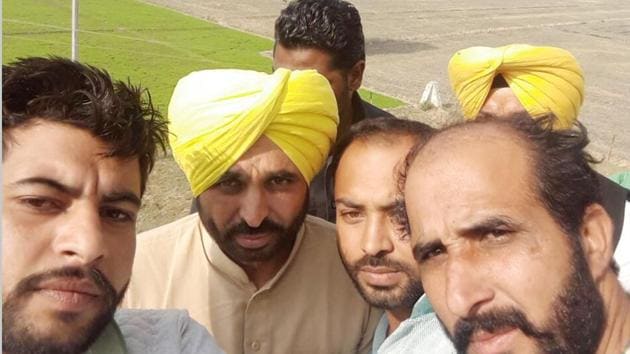 AAP's Bhagwant Mann atop a water tank in support of protesting unemployed teachers at Sukhera Bodla village in Jalalabad assembly constituency of deputy CM Sukhbir Singh Badal. (HT Photo) AAP's Bhagwant Mann atop a water tank in support of protesting unemployed teachers at Sukhera Bodla village in Jalalabad assembly constituency of deputy CM Sukhbir Singh Badal. (HT Photo)