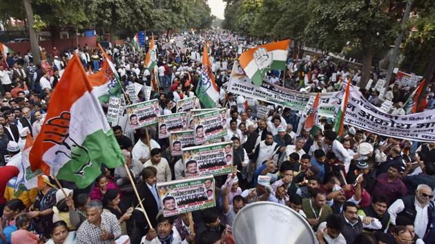 Congress workers protest against the Centre’s demonetisation exercise in New Delhi on Monday. (Sanjeev Verma/HT PHOTO) Congress workers protest against the Centre’s demonetisation exercise in New Delhi on Monday. (Sanjeev Verma/HT PHOTO)