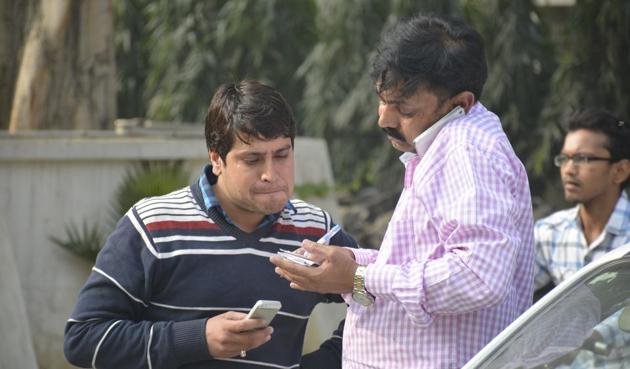 The victim, Dimpi Verma, is the nephew of a utility service provider, Babu Verma, and had come on Babu’s behalf to deposit the cash, which was in denominations of ₹100, ₹500 and ₹2,000. (Sakib Ali/HT) The victim, Dimpi Verma, is the nephew of a utility service provider, Babu Verma, and had come on Babu’s behalf to deposit the cash, which was in denominations of ₹100, ₹500 and ₹2,000. (Sakib Ali/HT)