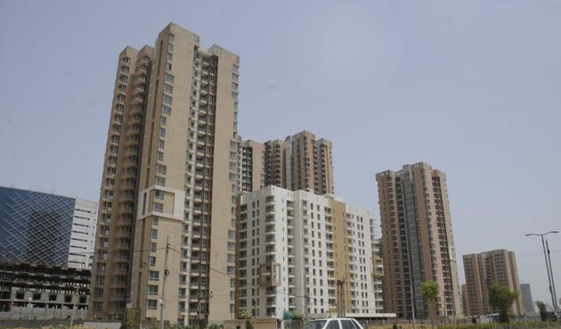 Fitch Ratings has warned that residential property sales of most developers are expected to weaken by at least 20% to 30% in 2017 following demonetisation of Rs 500 and Rs 1000 notes.(HT Photo)