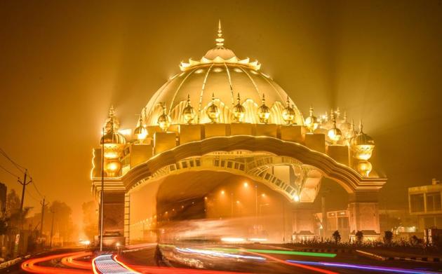 Amritsar’s new entry monument, in the fog in Amritsar on Thursday. (Gurpreet Singh/HT)