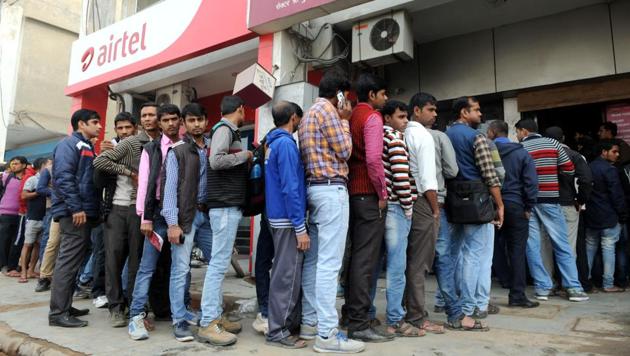 Banks reported cash shortage on Thursday.(Parveen Kumar/HT)