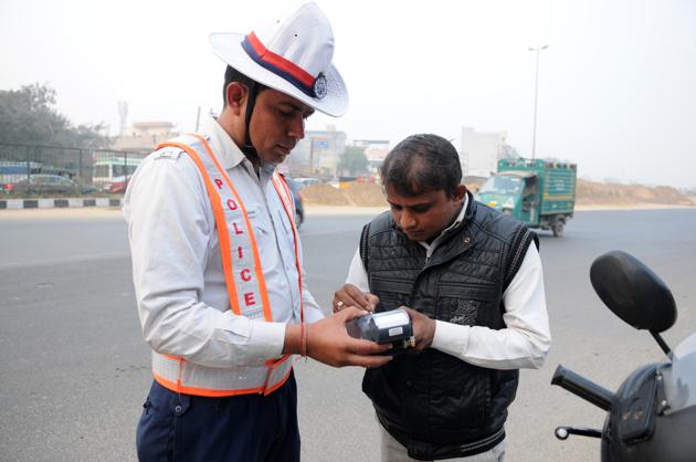 If all goes per plan, traffic violators will be made to pay fine amounts through electronic data capture or debit/credit card swipe machines or through digital wallet services such as Paytm. (Parveen Kumar/HT) If all goes per plan, traffic violators will be made to pay fine amounts through electronic data capture or debit/credit card swipe machines or through digital wallet services such as Paytm. (Parveen Kumar/HT)