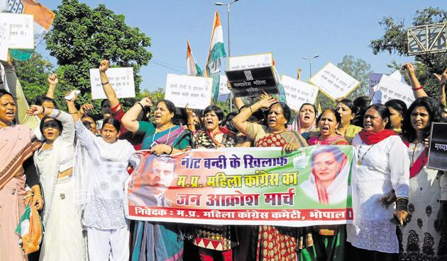 MP Mahila Congress workers hold a demonstration to against demonetisation in Bhopal on Wednesday. (Mujeeb Faruqui/HT photo) MP Mahila Congress workers hold a demonstration to against demonetisation in Bhopal on Wednesday. (Mujeeb Faruqui/HT photo)