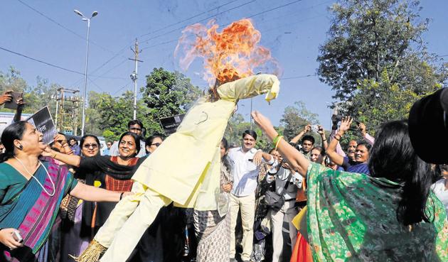 MP Mahila Congress workers burn an effigy of Prime Minister Narendra Modi to protest against demonetisation in Bhopal on Wednesday. (Mujeeb Faruqui/ HT photo) MP Mahila Congress workers burn an effigy of Prime Minister Narendra Modi to protest against demonetisation in Bhopal on Wednesday. (Mujeeb Faruqui/ HT photo)