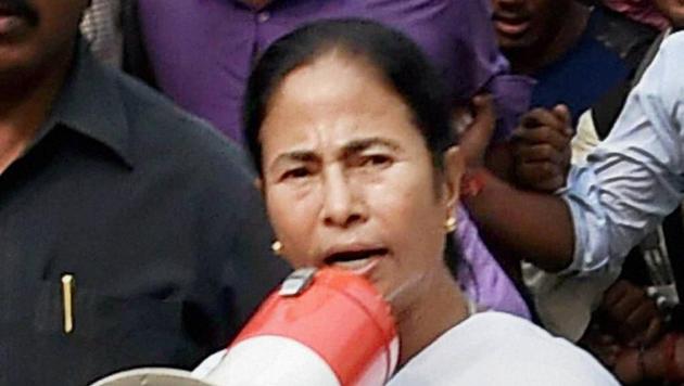 West Bengal chief minister Mamata Banerjee addresses during a rally against demonetization in Kolkata on Monday.(PTI Photo) West Bengal chief minister Mamata Banerjee addresses during a rally against demonetization in Kolkata on Monday.(PTI Photo)