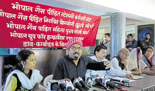 Satinath Sarangi of Bhopal Group for Information and Action addresses a press conference in Bhopal on Wednesday.(Mujeeb Faruqui/HT photo)