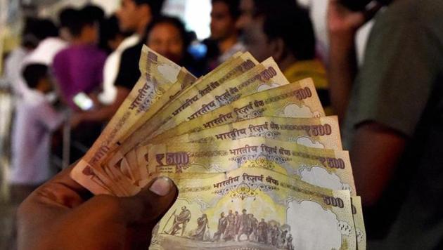 Government has cut short the deadline for using old Rs 500 notes at petrol pumps and for buying airline tickets.(PTI File Photo)