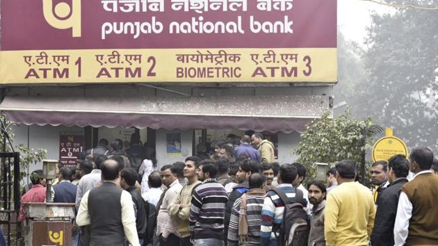 People queue up outside an ATM to withdraw cash, in New Delhi.(Raj K Raj/HT Photo)