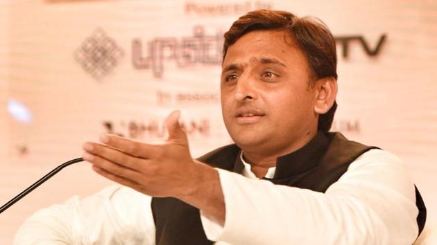 Uttar Pradesh chief minister Akhilesh Yadav said people in a democracy pay governments in the same coin if they hurt them, criticising the Narendra Modi-led government’s move to demonetise Rs 500 and Rs 1000 banknotes.(HT Photo)