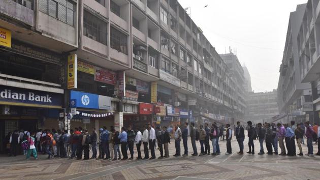 People queue up to withdraw money at the Indian Bank ATM in Nehru Place Branch, in New Delhi. (Sanjeev Verma/HT Photo) People queue up to withdraw money at the Indian Bank ATM in Nehru Place Branch, in New Delhi. (Sanjeev Verma/HT Photo)