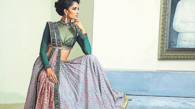 This lehenga-choli ensemble spells out modern charm without giving up on Benarasi handcrafted intricacy. Notice, how smartly the dupatta has been used.