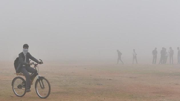 School student covers his face to protect himself from pollution in New Delhi. (Mohd Zakir/HT photo) School student covers his face to protect himself from pollution in New Delhi. (Mohd Zakir/HT photo)