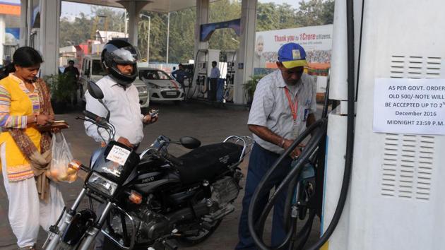 The government has decided to withdraw the facility for use of old Rs 500 notes at airports and petrol pumps from midnight of December 2. (Parveen Kumar/HT photo) The government has decided to withdraw the facility for use of old Rs 500 notes at airports and petrol pumps from midnight of December 2. (Parveen Kumar/HT photo)