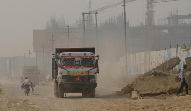 The move to ban old and polluting diesel vehicles in Delhi is gaining support from those living in satellite cities around the capital.(Burhaan Kinu/HT File)
