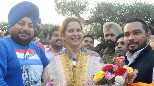 Dr Navjot Kaur Sidhu being welcomed with garlands of currency notes by her supporters after arrival in Amritsar on Thursday.(Gurpreet Singh/HT)