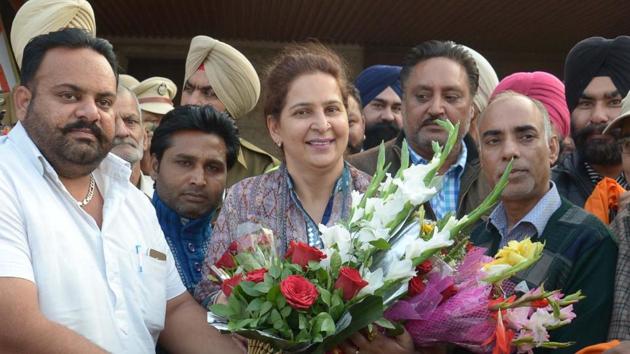 Dr Navjot Kaur Sidhu welcomed by her supporters after arrival in Amritsar on Thursday.(Gurpreet Singh/HT)