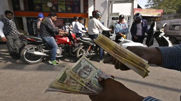 The government has decided to withdraw the facility for use of old Rs 500 notes at airports and petrol pumps from midnight of December 2.(Arun Sharma/HT Photo)