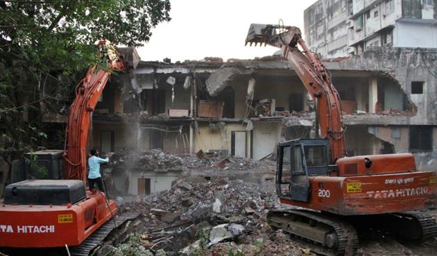 TMC workers demolish Satyam Lodge on Thursday.(Praful Gangurde)