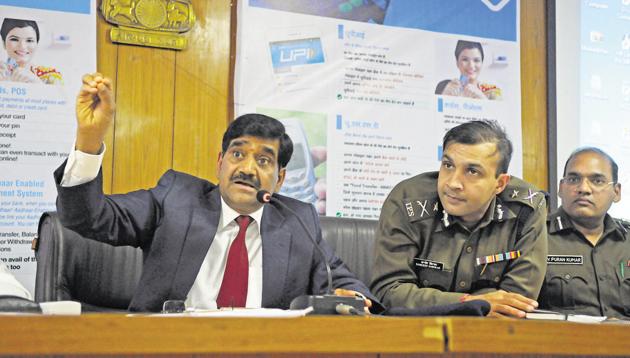 Parveen Kumar/HT Photo (Ram Niwas, additional chief secretary (home) during a meeting with senior officials, bankers in Gurgaon on Friday.) Parveen Kumar/HT Photo (Ram Niwas, additional chief secretary (home) during a meeting with senior officials, bankers in Gurgaon on Friday.)